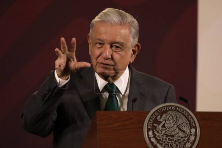 Téléchargez les photos : 6 novembre 2023, Mexico, Mexique : Le président du Mexique, Andres Manuel Lopez Obrador, lors de la conférence de presse devant les journalistes au Palais national de Mexico. le 6 novembre 2023 à Mexico, Mexique - en image libre de droit