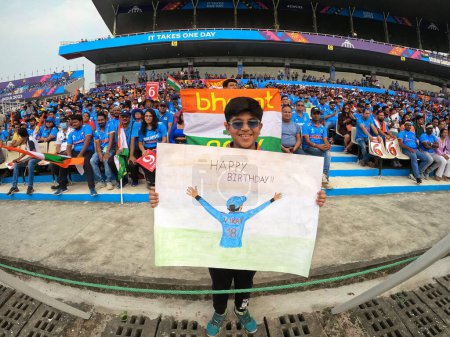 Téléchargez les photos : 5 octobre, Kolkata, Inde : Un fan de Virat Kohli tient un tirage au sort lors du match de Coupe du monde de cricket masculin entre l'Inde et l'Afrique du Sud à Kolkata, Inde, dimanche 5 novembre 2023 à Kolkata, Inde - en image libre de droit