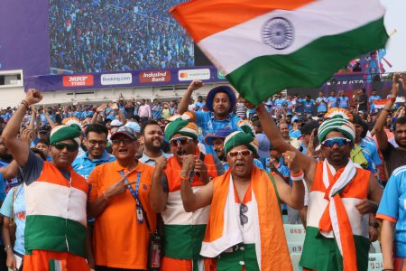 Téléchargez les photos : 5 octobre, Kolkata, Inde : Les fans de l'Inde, soutiennent leur équipe lors du match de Coupe du monde de cricket masculin entre l'Inde et l'Afrique du Sud à Kolkata, Inde, dimanche 5 novembre 2023 à Kolkata, Inde - en image libre de droit