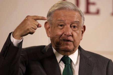 Téléchargez les photos : 6 novembre 2023, Mexico, Mexique : Le président du Mexique, Andres Manuel Lopez Obrador, lors de la conférence de presse devant les journalistes au Palais national de Mexico. le 6 novembre 2023 à Mexico, Mexique - en image libre de droit