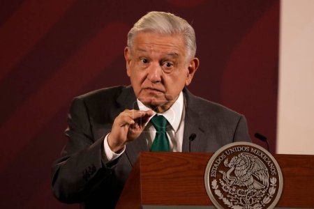 Téléchargez les photos : 6 novembre 2023, Mexico, Mexique : Le président du Mexique, Andres Manuel Lopez Obrador, lors de la conférence de presse devant les journalistes au Palais national de Mexico - en image libre de droit