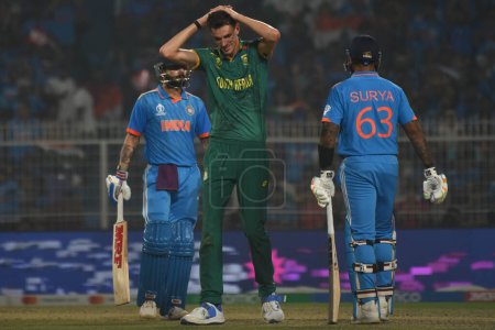 Téléchargez les photos : Kolkata City, Inde, le 5 octobre : Marco Jansen de l'Afrique du Sud lors du match international d'un jour de Coupe du monde de cricket masculin (ODI) entre l'Inde et l'Afrique du Sud au Eden Gardens de Kolkata en 2023 - en image libre de droit