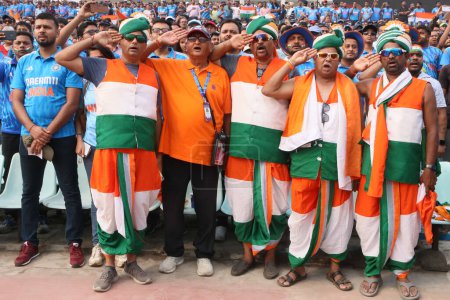 Téléchargez les photos : 5 octobre, Kolkata, Inde : Les fans de l'Inde, soutiennent leur équipe lors du match de Coupe du monde de cricket masculin entre l'Inde et l'Afrique du Sud à Kolkata, Inde, dimanche 5 novembre 2023 à Kolkata, Inde - en image libre de droit