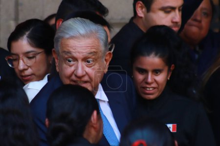 Téléchargez les photos : 7 novembre 2023 à Mexico, Mexique. Le président du Mexique, Andrs Manuel Lpez Obrador, lève le drapeau de la délégation mexicaine qui participera aux prochains Jeux parapanaméricains, Santiago du Chili 2023 - en image libre de droit