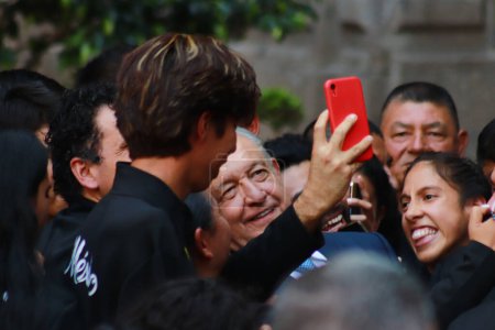 Téléchargez les photos : 7 novembre 2023 à Mexico, Mexique. Le président du Mexique, Andres Manuel Lopez Obrador prend un selfie lors de la cérémonie du drapeau de l'équipe mexicaine qui participera aux Jeux parapanaméricains à Santiago du Chili 2023 - en image libre de droit