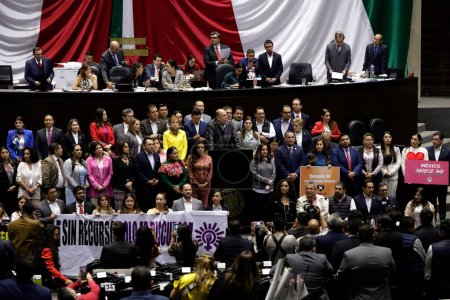 Foto de 8 de noviembre de 2023, Ciudad de México, México: Legisladores de los partidos Acción Nacional, Revolución Revolucionaria Institucional y Revolución Democrática protestan en la sesión de discusión - Imagen libre de derechos