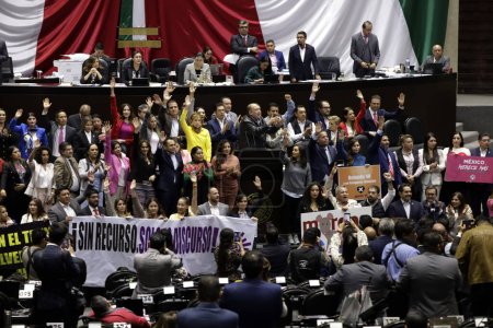 Foto de 8 de noviembre de 2023, Ciudad de México, México: Legisladores de los partidos Acción Nacional, Revolución Revolucionaria Institucional y Revolución Democrática protestan en la sesión de discusión - Imagen libre de derechos