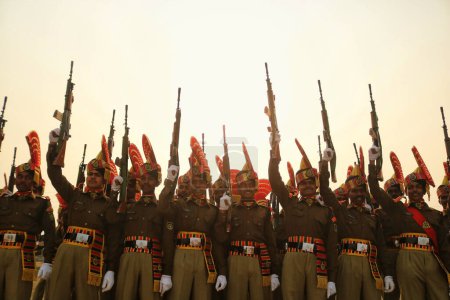 Téléchargez les photos : 09 novembre 2023, Srinagar Cachemire, Inde : Les nouvelles recrues de la Force de sécurité des frontières indiennes (BSF) jettent leurs fusils pour célébrer après leur parade à Humhama - en image libre de droit