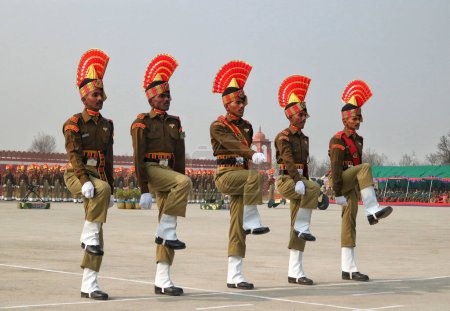 Foto de Noviembre 09,2023, Srinagar Cachemira, India: Nuevos reclutas de la Fuerza de Seguridad Fronteriza de la India (BSF) marchan mientras participan durante un desfile de desmayos en Humhama - Imagen libre de derechos