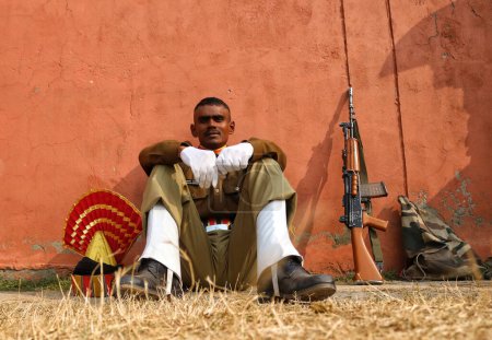 Téléchargez les photos : 09 novembre 2023, Srinagar Cachemire, Inde : Une nouvelle recrue de la Force de sécurité des frontières indiennes (FSB) se repose après avoir participé à un défilé d'évanouissement à Humhama - en image libre de droit