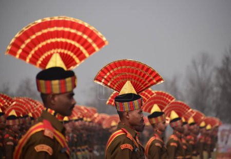 Foto de Noviembre 09,2023, Srinagar Cachemira, India: Nuevos reclutas de la Fuerza de Seguridad Fronteriza de la India (BSF) participan durante un desfile de desmayos en Humhama - Imagen libre de derechos
