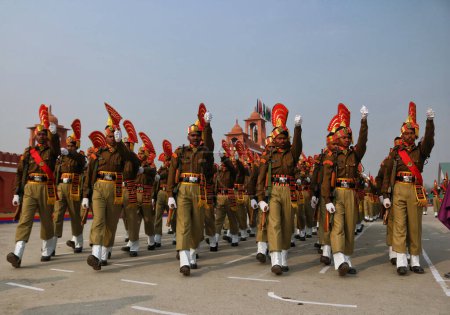 Foto de Noviembre 09,2023, Srinagar Cachemira, India: Nuevos reclutas de la Fuerza de Seguridad Fronteriza India (BSF) marchan mientras participan durante un desfile de desmayos en Humhama, en las afueras de Srinagar - Imagen libre de derechos