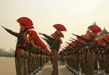 Téléchargez les photos : 09 novembre 2023, Srinagar Cachemire, Inde : De nouvelles recrues de la Force indienne de sécurité des frontières (BSF) prêtent serment lors d'un défilé à Humhama, en périphérie de Srinagar - en image libre de droit