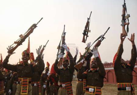 Téléchargez les photos : 09 novembre 2023, Srinagar Cachemire, Inde : Les nouvelles recrues de la Force de sécurité des frontières indiennes (BSF) jettent leurs fusils pour célébrer après leur parade à Humhama - en image libre de droit