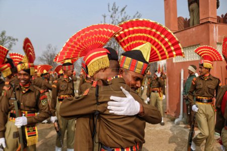 Foto de Noviembre 09,2023, Srinagar Cachemira, India: Nuevos reclutas de la Fuerza de Seguridad Fronteriza India (BSF) se abrazan al final del desfile de desmayos en Humhama, en las afueras de Srinagar - Imagen libre de derechos