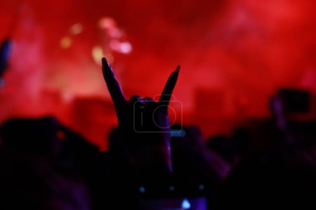 Foto de 8 de noviembre de 2023 en Ciudad de México, México. Un fan asiste al concierto The Mega Monsters tour de la banda americana de metal progresivo 'Mastodon', en el velódromo olímpico - Imagen libre de derechos