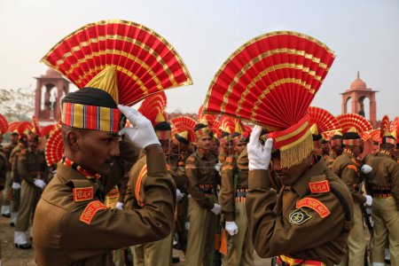 Foto de Noviembre 09,2023, Srinagar Cachemira, India: Nuevos reclutas de la Fuerza de Seguridad Fronteriza India (BSF) ajustan sus turbantes durante un desfile de desmayos en Humhama, en las afueras de Srinagar - Imagen libre de derechos