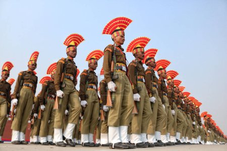 Foto de Noviembre 09,2023, Srinagar Cachemira, India: Nuevos reclutas de la Fuerza de Seguridad Fronteriza de la India (BSF) participan durante un desfile de desmayos en Humhama, en las afueras de Srinagar - Imagen libre de derechos