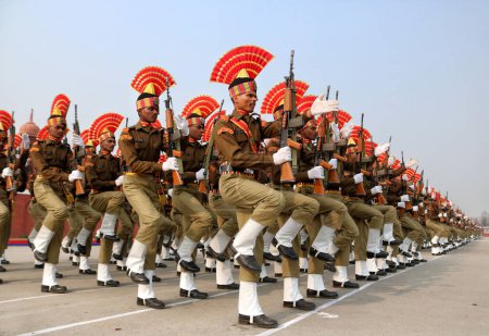 Foto de Noviembre 09,2023, Srinagar Cachemira, India: Nuevos reclutas de la Fuerza de Seguridad Fronteriza de la India (BSF) participan durante un desfile de desmayos en Humhama, en las afueras de Srinagar - Imagen libre de derechos