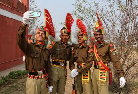 Téléchargez les photos : 09 novembre 2023, Srinagar Cachemire, Inde : Les nouvelles recrues de la Force de sécurité des frontières indiennes (BSF) prennent des photos selfie après avoir participé au défilé de distribution à Humhama - en image libre de droit