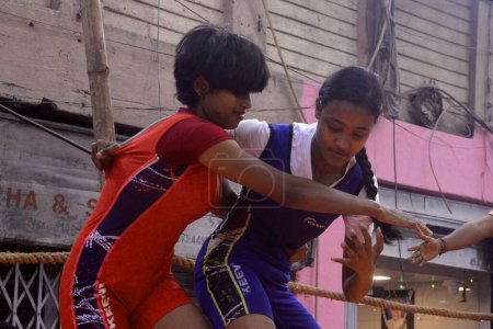 Foto de 11 de noviembre de 2023, Kolkata, India: Los luchadores luchan durante un partido de lucha olímpica amateur dentro de un anillo improvisado instalado en una carretera como parte del Festival Diwali - Imagen libre de derechos