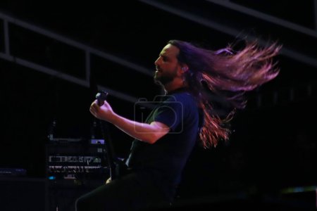 Foto de 8 de noviembre de 2023 en Ciudad de México, México. Christian Andreu miembro de la banda francesa de death metal 'Gojira' actúa durante el concierto de la gira Mega Monsters en el velódromo olímpico - Imagen libre de derechos