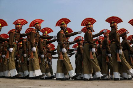 Foto de Noviembre 09,2023, Srinagar Cachemira, India: Nuevos reclutas de la Fuerza de Seguridad Fronteriza de la India (BSF) marchan mientras participan durante un desfile de desmayos en Humhama - Imagen libre de derechos