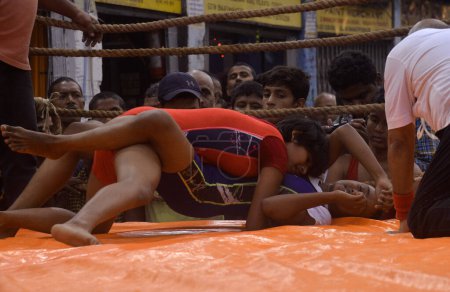 Foto de 11 de noviembre de 2023, Kolkata, India: Los luchadores luchan durante un partido de lucha olímpica amateur dentro de un anillo improvisado instalado en una carretera como parte del Festival Diwali - Imagen libre de derechos