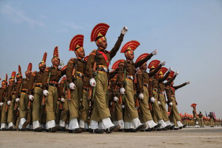 Foto de Noviembre 09,2023, Srinagar Cachemira, India: Nuevos reclutas de la Fuerza de Seguridad Fronteriza India (BSF) marchan mientras participan durante un desfile de desmayos en Humhama, en las afueras de Srinagar - Imagen libre de derechos