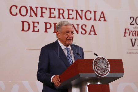 Téléchargez les photos : 8 novembre 2023, Mexico, Mexique : Le président du Mexique, Andres Manuel Lopez Obrador, prend la parole lors de la conférence d'information quotidienne devant les médias au Palais national - en image libre de droit