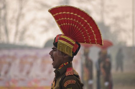 Foto de Noviembre 09,2023, Srinagar Cachemira, India: Un nuevo recluta de la Fuerza de Seguridad Fronteriza de la India (BSF) participa durante un desfile de desmayos en Humhama, en las afueras de Srinagar - Imagen libre de derechos