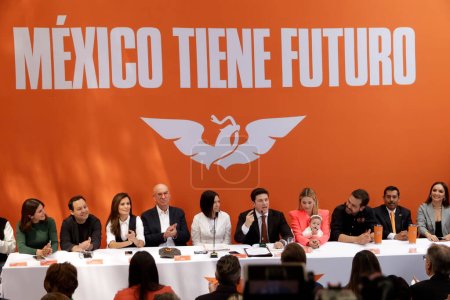 Foto de 12 de noviembre de 2023, Ciudad de México, México: El gobernador del estado de Nuevo León, Samuel García, acompañado por su esposa, Mariana Rodríguez - Imagen libre de derechos