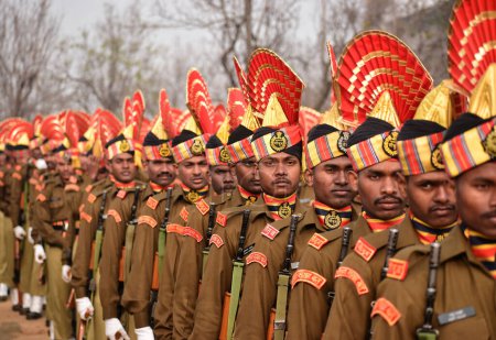 Téléchargez les photos : 09 novembre 2023, Srinagar Cachemire, Inde : De nouvelles recrues de la Force indienne de sécurité des frontières (BSF) participent à un défilé de distribution à Humhama, à la périphérie de Srinagar - en image libre de droit