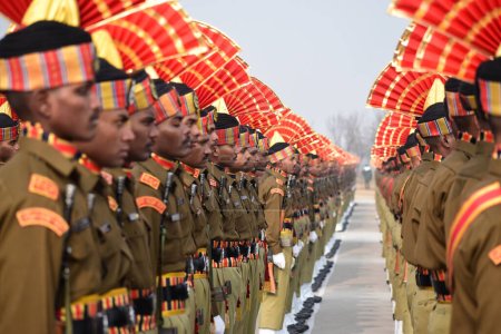 Téléchargez les photos : 09 novembre 2023, Srinagar Cachemire, Inde : De nouvelles recrues de la Force indienne de sécurité des frontières (BSF) participent à un défilé de distribution à Humhama, à la périphérie de Srinagar - en image libre de droit