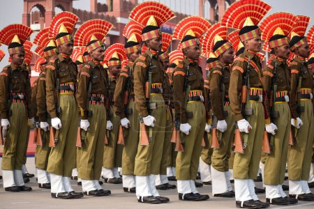 Foto de Noviembre 09,2023, Srinagar Cachemira, India: Nuevos reclutas de la Fuerza de Seguridad Fronteriza de la India (BSF) participan durante un desfile de desmayos en Humhama, en las afueras de Srinagar. Un total de 599 reclutas fueron formalmente incluidos en el BSF - Imagen libre de derechos