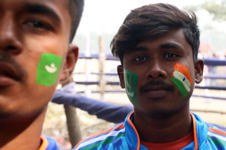 Foto de 11 de noviembre, Kolkata, India: Los fanáticos de Pakistán e India son vistos con su bandera nacional pintada en su cara durante el partido de la Copa Mundial de Cricket Masculino de la CCI 2023 entre Inglaterra y Pakistán en el Eden Gardens Stadium - Imagen libre de derechos