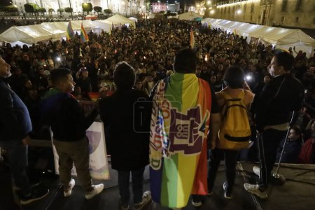 Téléchargez les photos : 13 novembre 2023, Mexico, Mexique : La communauté LGBTTTI + proteste pour demander des éclaircissements sur la mort du magistrat Jesus Ociel Baena Saucedo et de son partenaire Dorian Daniel Nieves Herrera dans sa maison dans l'état d'Aguascalientes - en image libre de droit