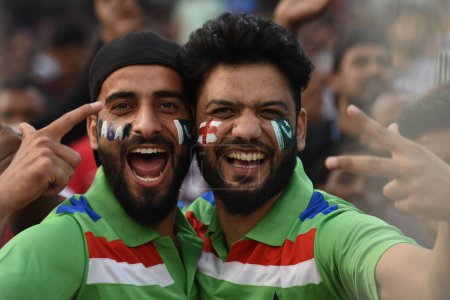 Foto de 11 de noviembre, Kolkata, India: Los aficionados se ven durante el partido de la Copa Mundial de Cricket Masculino ICC 2023 entre Inglaterra y Pakistán en el Eden Gardens Stadium - Imagen libre de derechos