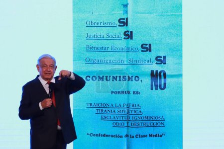 Foto de 15 de noviembre de 2023 en Ciudad de México, México: El presidente mexicano, Andrés Manuel López Obrador, gesticula mientras habla durante su conferencia informativa diaria frente a los medios de comunicación en el Palacio Nacional - Imagen libre de derechos
