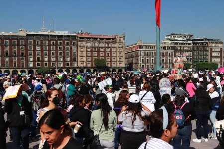 Téléchargez les photos : 15 novembre 2023 à Mexico, Mexique : Des enseignants participent à une manifestation pour exiger une augmentation des salaires et des conditions de travail. au centre ville de Mexico - en image libre de droit