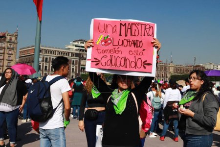 Foto de 15 de noviembre de 2023 en Ciudad de México, México: Los maestros participan durante una manifestación para exigir un aumento en los salarios y las condiciones de trabajo. en el centro de México - Imagen libre de derechos