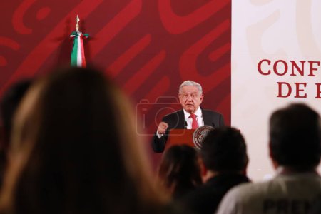 Téléchargez les photos : 15 novembre 2023 à Mexico, Mexique : Le président mexicain, Andres Manuel Lopez Obrador, gesticule lors de sa conférence d'information quotidienne devant les médias au Palais national - en image libre de droit