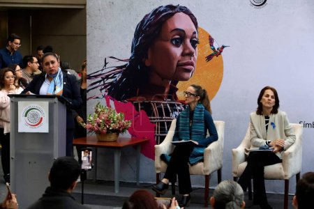 Foto de 16 de noviembre de 2023, Ciudad de México, México: La presidenta del Senado, Ana Lilia Rivera, da la bienvenida a la pequeña Amal, una marioneta gigante de una niña siria de 10 años, símbolo de los derechos de los refugiados en todo el mundo, durante su visita al Senado en la Ciudad de México - Imagen libre de derechos