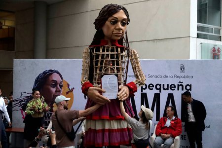 Foto de 16 de noviembre de 2023, Ciudad de México, México: Pequeña Amal, marioneta gigante de una niña siria de 10 años; símbolo de los derechos de los refugiados en todo el mundo, durante su visita al Senado en la Ciudad de México - Imagen libre de derechos