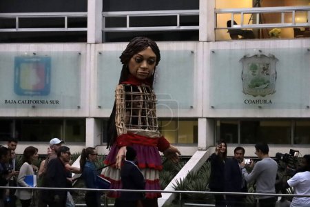 Téléchargez les photos : 16 novembre 2023, Mexico, Mexique : La présidente du Sénat, Ana Lilia Rivera, accueille la petite Amal, marionnette géante d'une Syrienne de 10 ans, symbole des droits des réfugiés dans le monde, lors de sa visite au Sénat de Mexico - en image libre de droit