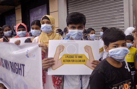 Téléchargez les photos : 17 novembre 2023, Kolkata, Inde : Des étudiants participent à une manifestation pour sensibiliser les gens à la réduction des niveaux de pollution atmosphérique afin d'avoir un air plus sain et plus propre - en image libre de droit