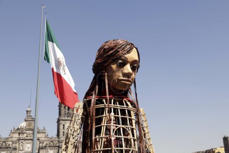 Téléchargez les photos : 18 novembre 2023, Mexico, Mexique : Little Amal parcourt les rues de la Plaza del Zocalo au Palacio de las Bellas Artes à Mexico - en image libre de droit