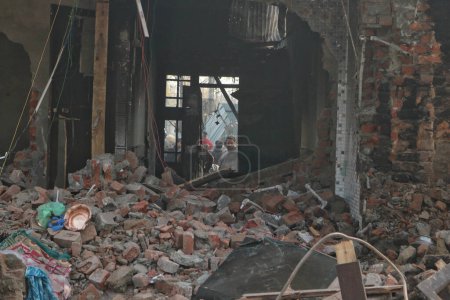 Téléchargez les photos : 17 novembre 2023, Srinagar Cachemire, Inde : Une maison endommagée lors d'une fusillade dans le district de Kulgam, dans le sud du Cachemire, à environ 80 kilomètres de Srinagar, où cinq militants ont été tués entre les forces de sécurité indiennes et des militants à Kulgam - en image libre de droit
