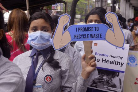 Téléchargez les photos : 17 novembre 2023, Kolkata, Inde : Des étudiants participent à une manifestation pour sensibiliser les gens à la réduction des niveaux de pollution atmosphérique afin d'avoir un air plus sain et plus propre - en image libre de droit