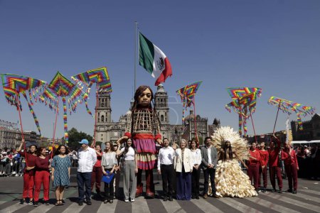 Téléchargez les photos : 18 novembre 2023, Mexico, Mexique : Le chef du gouvernement de Mexico, Marti Batres Guadarrama, accueille le petit Amal lors d'une cérémonie à la Plaza del Zocalo à Mexico - en image libre de droit